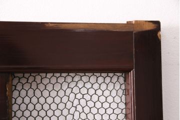 アンティーク建具　ヒノキ材　金網がおしゃれな蔵戸(きつね格子、狐格子、格子入り蔵戸、引き戸、玄関戸、格子戸、マス目、升目)(R-049549)