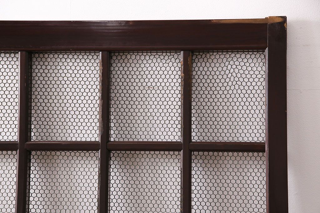 アンティーク建具　ヒノキ材　金網がおしゃれな蔵戸(きつね格子、狐格子、格子入り蔵戸、引き戸、玄関戸、格子戸、マス目、升目)(R-049549)