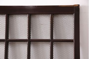 アンティーク建具　ヒノキ材　金網がおしゃれな蔵戸(きつね格子、狐格子、格子入り蔵戸、引き戸、玄関戸、格子戸、マス目、升目)(R-049549)
