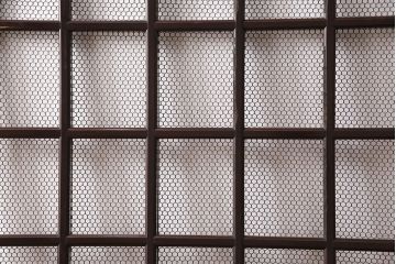 アンティーク建具　ヒノキ材　金網がおしゃれな蔵戸(きつね格子、狐格子、格子入り蔵戸、引き戸、玄関戸、格子戸、マス目、升目)(R-049549)