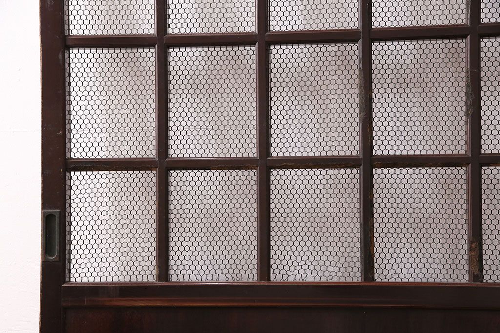 アンティーク建具　ヒノキ材　金網がおしゃれな蔵戸(きつね格子、狐格子、格子入り蔵戸、引き戸、玄関戸、格子戸、マス目、升目)(R-049549)