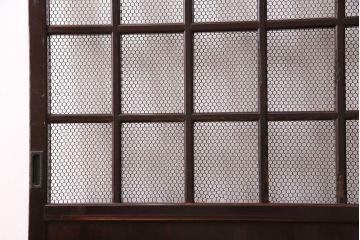 アンティーク建具　ヒノキ材　金網がおしゃれな蔵戸(きつね格子、狐格子、格子入り蔵戸、引き戸、玄関戸、格子戸、マス目、升目)(R-049549)
