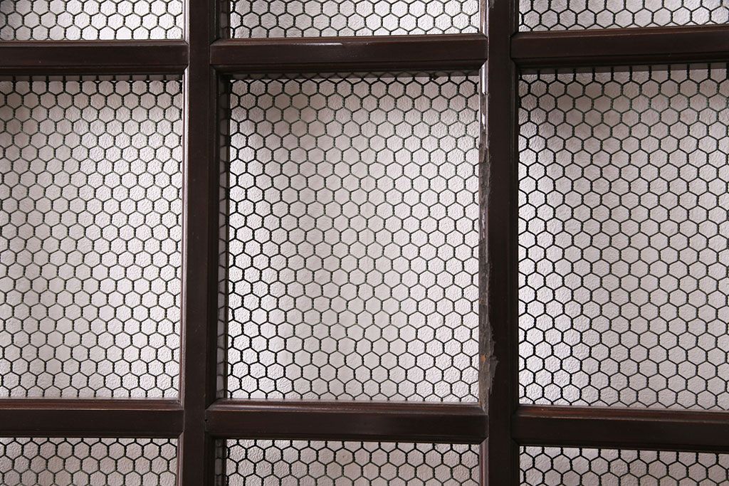 アンティーク建具　ヒノキ材　金網がおしゃれな蔵戸(きつね格子、狐格子、格子入り蔵戸、引き戸、玄関戸、格子戸、マス目、升目)(R-049549)