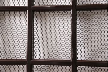 アンティーク建具　ヒノキ材　金網がおしゃれな蔵戸(きつね格子、狐格子、格子入り蔵戸、引き戸、玄関戸、格子戸、マス目、升目)(R-049549)