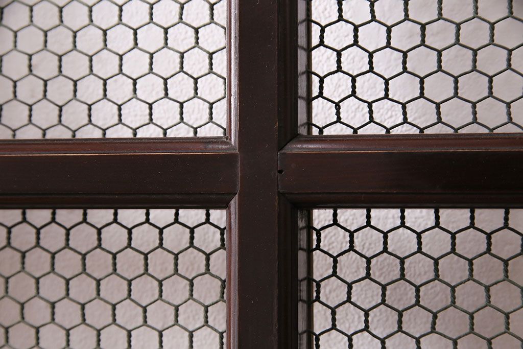 アンティーク建具　ヒノキ材　金網がおしゃれな蔵戸(きつね格子、狐格子、格子入り蔵戸、引き戸、玄関戸、格子戸、マス目、升目)(R-049549)