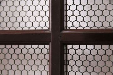 アンティーク建具　ヒノキ材　金網がおしゃれな蔵戸(きつね格子、狐格子、格子入り蔵戸、引き戸、玄関戸、格子戸、マス目、升目)(R-049549)