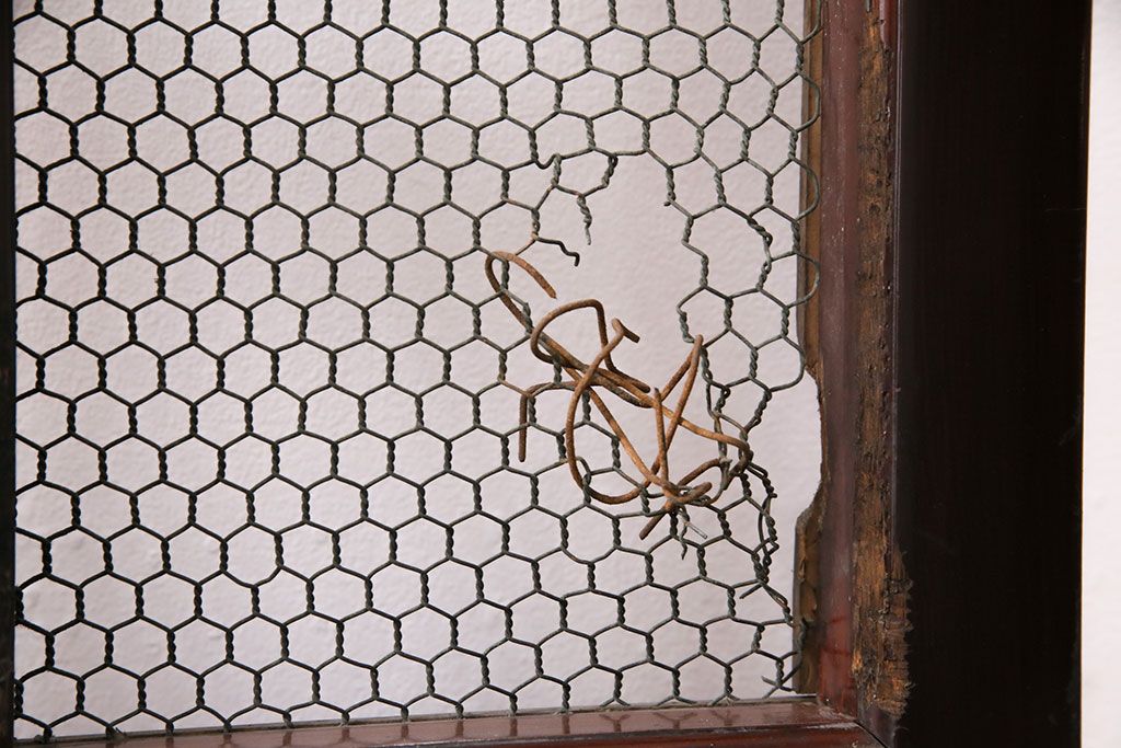 アンティーク建具　ヒノキ材　金網がおしゃれな蔵戸(きつね格子、狐格子、格子入り蔵戸、引き戸、玄関戸、格子戸、マス目、升目)(R-049549)