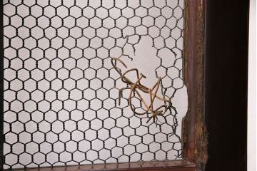 アンティーク建具　ヒノキ材　金網がおしゃれな蔵戸(きつね格子、狐格子、格子入り蔵戸、引き戸、玄関戸、格子戸、マス目、升目)(R-049549)