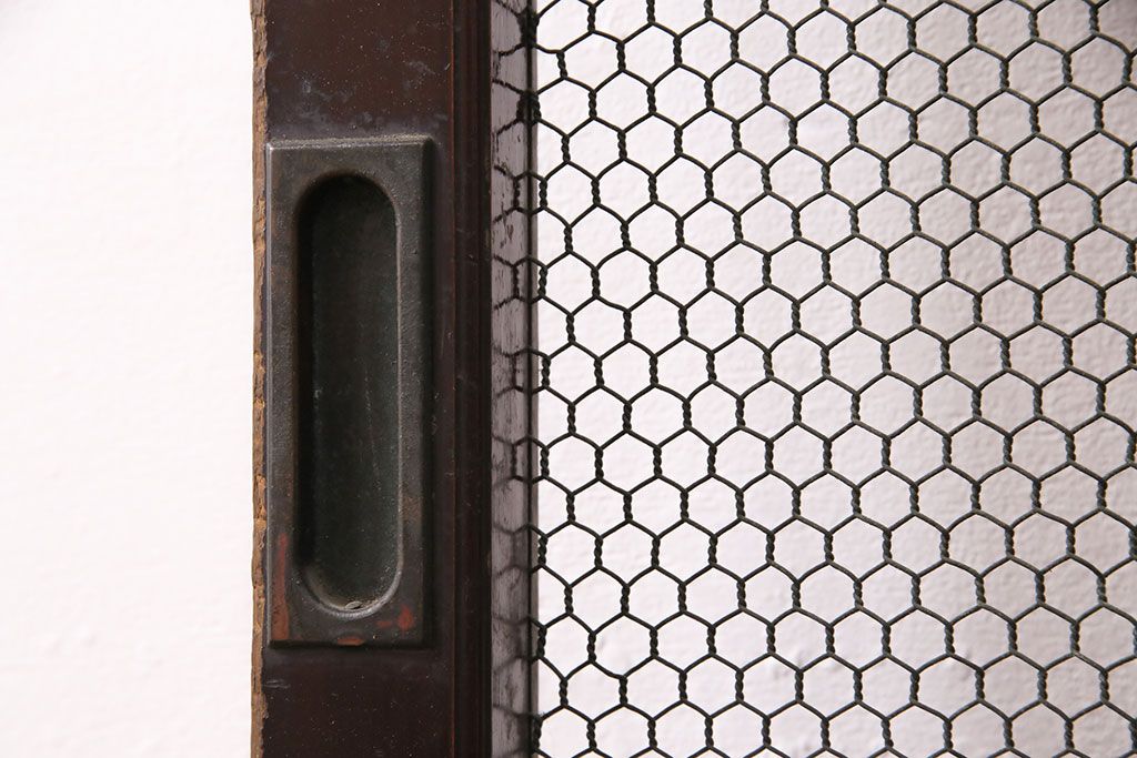 アンティーク建具　ヒノキ材　金網がおしゃれな蔵戸(きつね格子、狐格子、格子入り蔵戸、引き戸、玄関戸、格子戸、マス目、升目)(R-049549)