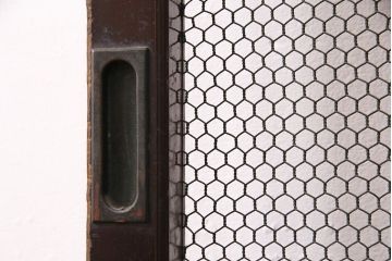アンティーク建具　ヒノキ材　金網がおしゃれな蔵戸(きつね格子、狐格子、格子入り蔵戸、引き戸、玄関戸、格子戸、マス目、升目)(R-049549)