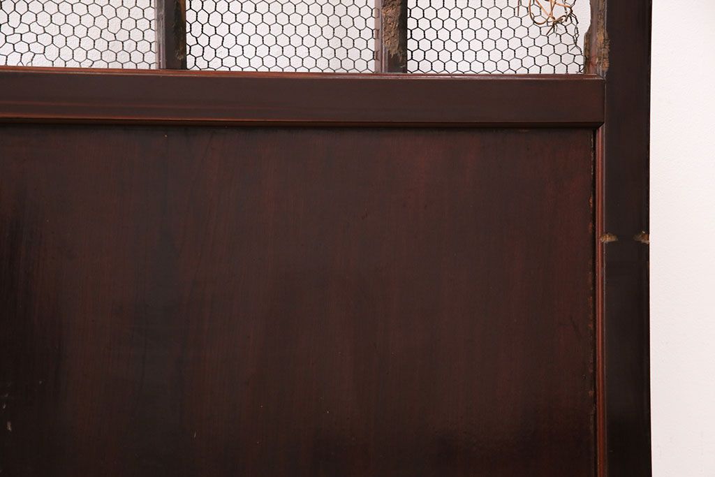 アンティーク建具　ヒノキ材　金網がおしゃれな蔵戸(きつね格子、狐格子、格子入り蔵戸、引き戸、玄関戸、格子戸、マス目、升目)(R-049549)