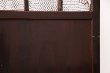 アンティーク建具　ヒノキ材　金網がおしゃれな蔵戸(きつね格子、狐格子、格子入り蔵戸、引き戸、玄関戸、格子戸、マス目、升目)(R-049549)