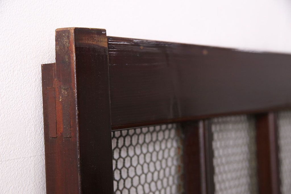 アンティーク建具　ヒノキ材　金網がおしゃれな蔵戸(きつね格子、狐格子、格子入り蔵戸、引き戸、玄関戸、格子戸、マス目、升目)(R-049549)