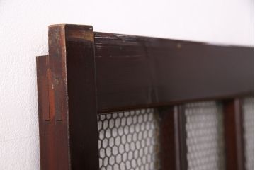 アンティーク建具　ヒノキ材　金網がおしゃれな蔵戸(きつね格子、狐格子、格子入り蔵戸、引き戸、玄関戸、格子戸、マス目、升目)(R-049549)