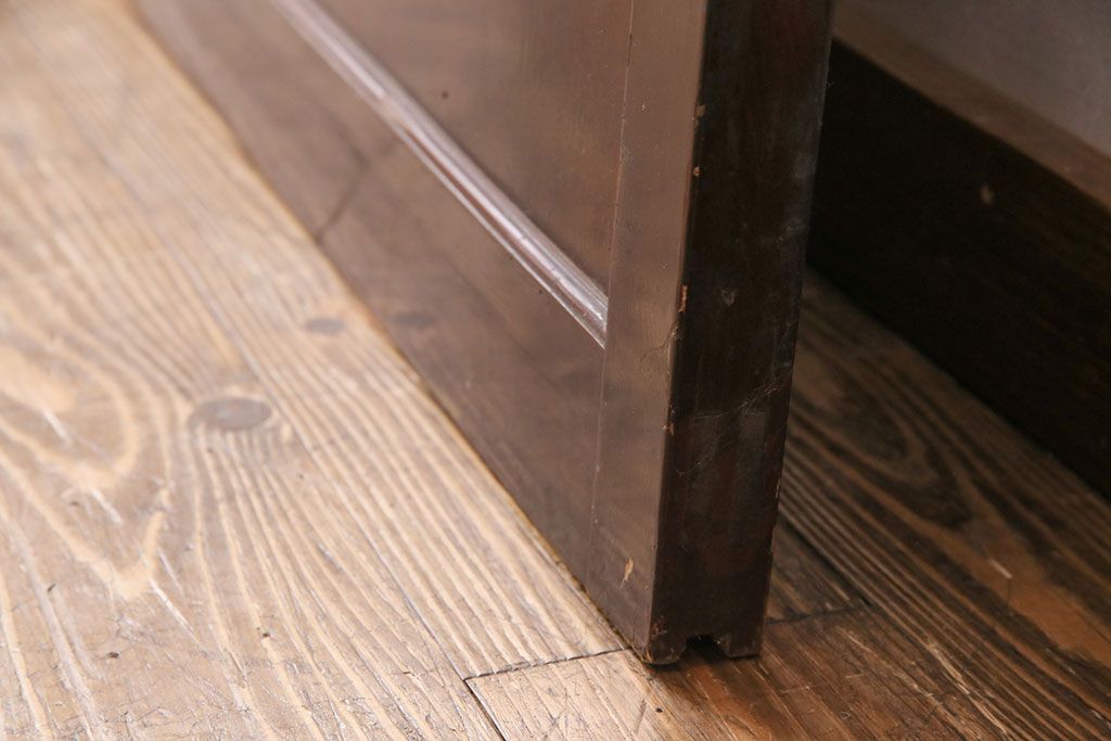 アンティーク建具　ヒノキ材　金網がおしゃれな蔵戸(きつね格子、狐格子、格子入り蔵戸、引き戸、玄関戸、格子戸、マス目、升目)(R-049549)