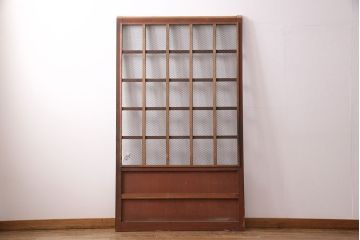 アンティーク建具　ヒノキ材　金網がおしゃれな蔵戸(きつね格子、狐格子、格子入り蔵戸、引き戸、玄関戸、格子戸、マス目、升目)(R-049549)