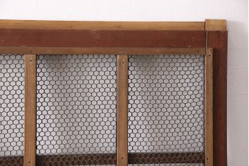 アンティーク建具　ヒノキ材　金網がおしゃれな蔵戸(きつね格子、狐格子、格子入り蔵戸、引き戸、玄関戸、格子戸、マス目、升目)(R-049549)