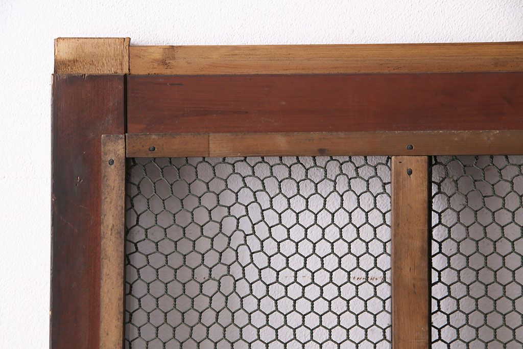 アンティーク建具　ヒノキ材　金網がおしゃれな蔵戸(きつね格子、狐格子、格子入り蔵戸、引き戸、玄関戸、格子戸、マス目、升目)(R-049549)