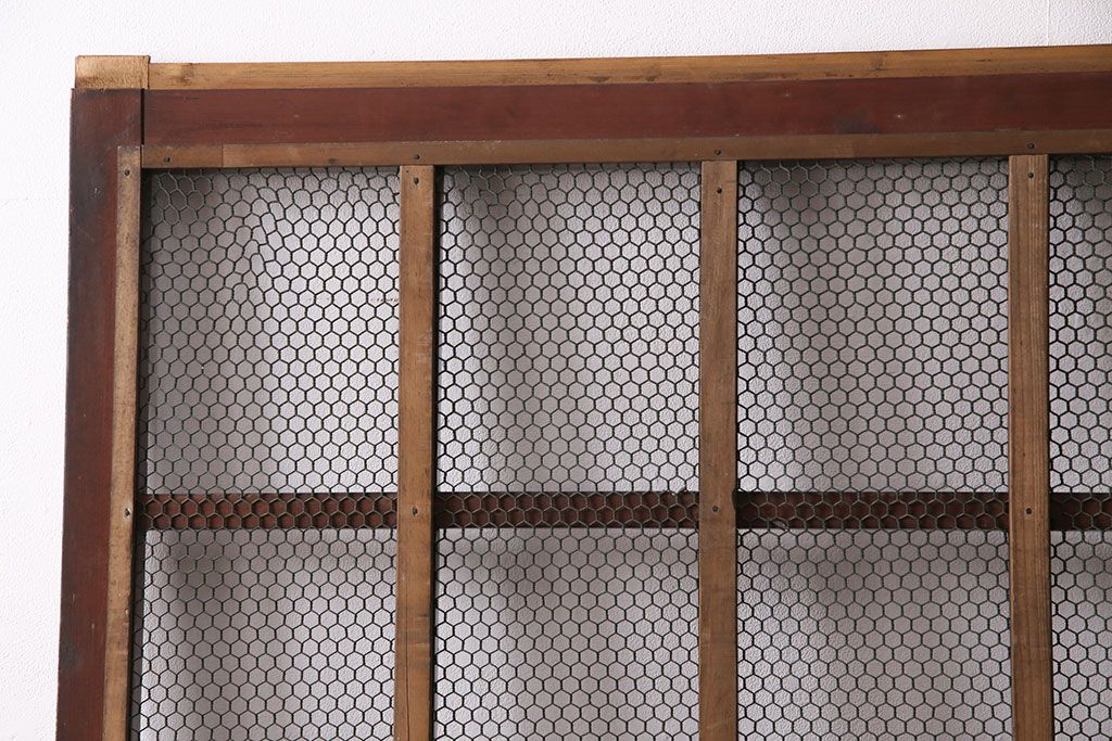 アンティーク建具　ヒノキ材　金網がおしゃれな蔵戸(きつね格子、狐格子、格子入り蔵戸、引き戸、玄関戸、格子戸、マス目、升目)(R-049549)