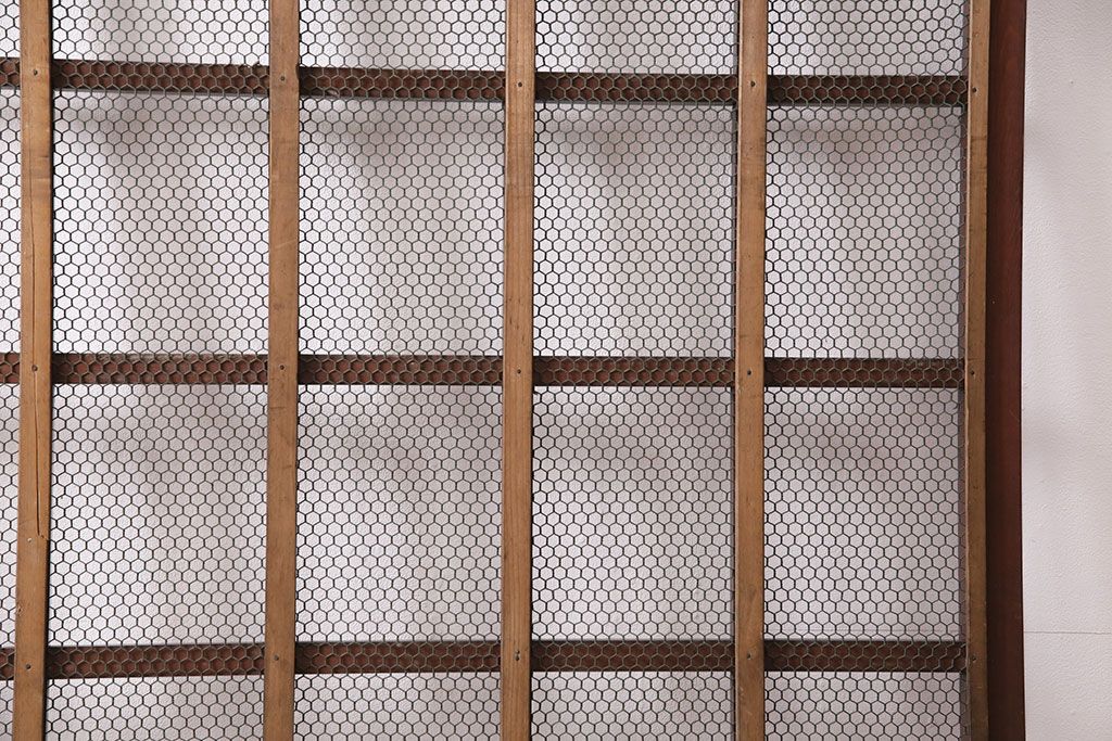アンティーク建具　ヒノキ材　金網がおしゃれな蔵戸(きつね格子、狐格子、格子入り蔵戸、引き戸、玄関戸、格子戸、マス目、升目)(R-049549)