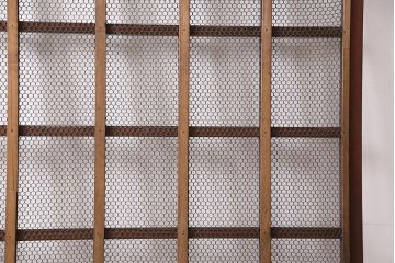 アンティーク建具　ヒノキ材　金網がおしゃれな蔵戸(きつね格子、狐格子、格子入り蔵戸、引き戸、玄関戸、格子戸、マス目、升目)(R-049549)