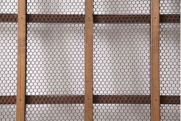 アンティーク建具　ヒノキ材　金網がおしゃれな蔵戸(きつね格子、狐格子、格子入り蔵戸、引き戸、玄関戸、格子戸、マス目、升目)(R-049549)