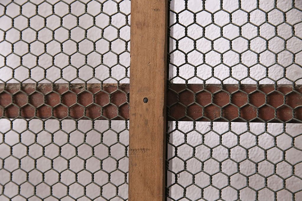 アンティーク建具　ヒノキ材　金網がおしゃれな蔵戸(きつね格子、狐格子、格子入り蔵戸、引き戸、玄関戸、格子戸、マス目、升目)(R-049549)