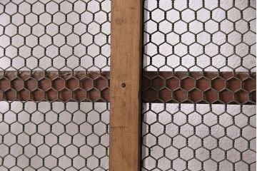 アンティーク建具　ヒノキ材　金網がおしゃれな蔵戸(きつね格子、狐格子、格子入り蔵戸、引き戸、玄関戸、格子戸、マス目、升目)(R-049549)