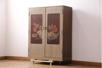 和製アンティーク　桐材・杉材　扉の漆絵が優美な空間を演出する衣装箪笥(収納箪笥、和タンス、収納棚)(R-049552)