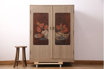 和製アンティーク　桐材・杉材　扉の漆絵が優美な空間を演出する衣装箪笥(収納箪笥、和タンス、収納棚)(R-049552)