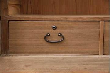和製アンティーク　桐材・杉材　扉の漆絵が優美な空間を演出する衣装箪笥(収納箪笥、和タンス、収納棚)(R-049552)