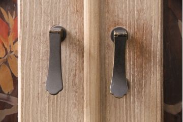 和製アンティーク　桐材・杉材　扉の漆絵が優美な空間を演出する衣装箪笥(収納箪笥、和タンス、収納棚)(R-049552)