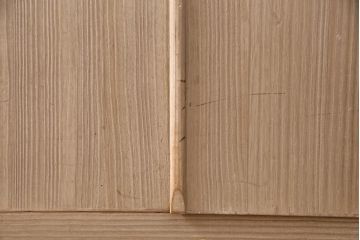 和製アンティーク　桐材・杉材　扉の漆絵が優美な空間を演出する衣装箪笥(収納箪笥、和タンス、収納棚)(R-049552)