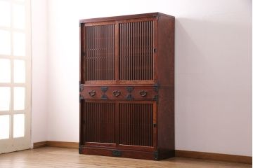 中古　美品　岩谷堂箪笥　和モダンの空間づくりにおすすめの格子戸が魅力的な食器棚(茶箪笥、茶棚、戸棚)(定価約75万円)(R-049554)