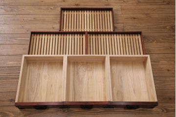 中古　美品　岩谷堂箪笥　和モダンの空間づくりにおすすめの格子戸が魅力的な食器棚(茶箪笥、茶棚、戸棚)(定価約75万円)(R-049554)