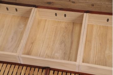 中古　美品　岩谷堂箪笥　和モダンの空間づくりにおすすめの格子戸が魅力的な食器棚(茶箪笥、茶棚、戸棚)(定価約75万円)(R-049554)