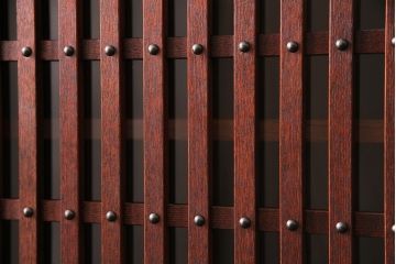 中古　美品　岩谷堂箪笥　和モダンの空間づくりにおすすめの格子戸が魅力的な食器棚(茶箪笥、茶棚、戸棚)(定価約75万円)(R-049554)