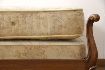 中古　DREXEL HERITAGE(ドレクセルヘリテージ)　Touraine(ツーレイン)　猫脚のデザインがアクセントのベッド(シングル、セミダブル)(定価約80万円)(R-049555)