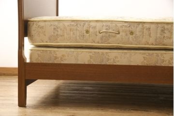 中古　DREXEL HERITAGE(ドレクセルヘリテージ)　Touraine(ツーレイン)　猫脚のデザインがアクセントのベッド(シングル、セミダブル)(定価約80万円)(R-049556)