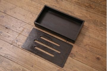 和製アンティーク　総栗材　漆塗り　上品な透かしの意匠がアクセントの収納箱(木箱、小物収納)(R-049562)