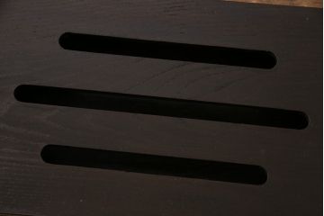 和製アンティーク　総栗材　漆塗り　上品な透かしの意匠がアクセントの収納箱(木箱、小物収納)(R-049562)