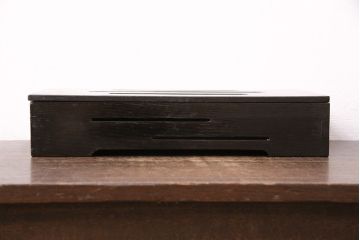 和製アンティーク　総栗材　漆塗り　上品な透かしの意匠がアクセントの収納箱(木箱、小物収納)(R-049562)