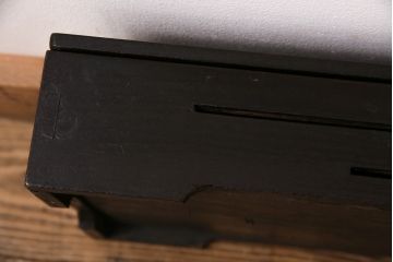 和製アンティーク　総栗材　漆塗り　上品な透かしの意匠がアクセントの収納箱(木箱、小物収納)(R-049562)
