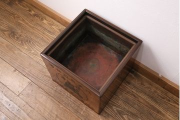 アンティーク雑貨　総ケヤキ材製　　銘柄入りの珍しいデザインが目を引く箱火鉢(木製火鉢、角火鉢)(R-049563)