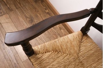中古　松本民芸家具　美品　#23型　ラッシ座面　山並みの背貫が印象的なラダーバックアームチェア(椅子、ダイニングチェア)(定価約18万5千円)(R-049569)