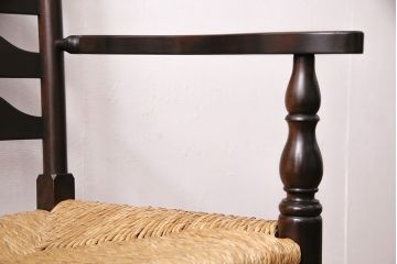 中古　松本民芸家具　美品　#23型　ラッシ座面　山並みの背貫が印象的なラダーバックアームチェア(椅子、ダイニングチェア)(定価約18万5千円)(R-049569)