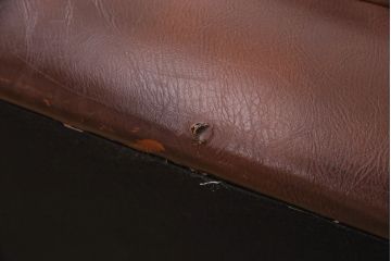 ビンテージ家具　カリモク家具(karimoku)　渋い雰囲気が格好良い!昭和レトロな佇まいが魅力の3人掛けソファ(アームソファ、ヴィンテージ)(R-049570)
