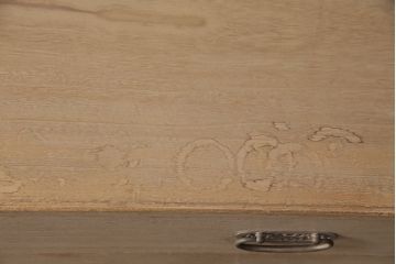 中古　しっとりとした気品を漂わせる国産の総桐箪笥(並厚、桐たんす)(衣装箪笥、和タンス、重ね箪笥、桐たんす)(R-049571)