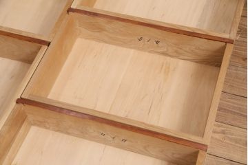中古　美品　国産　前面タモ材　手造り家具　和・洋どちらの空間にも取り入れやすい総漆塗り縦型チェスト(引き出し、サイドチェスト)(定価38万円)(R-049572)