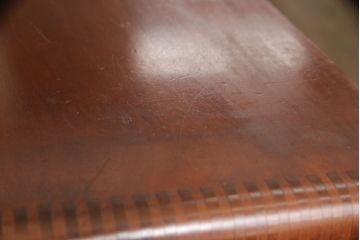 中古　美品　国産　前面タモ材　手造り家具　和・洋どちらの空間にも取り入れやすい総漆塗り縦型チェスト(引き出し、サイドチェスト)(定価38万円)(R-049572)